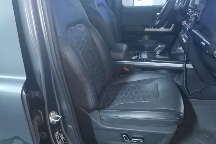 Used 212 T01 2024 2.0T Explorer
