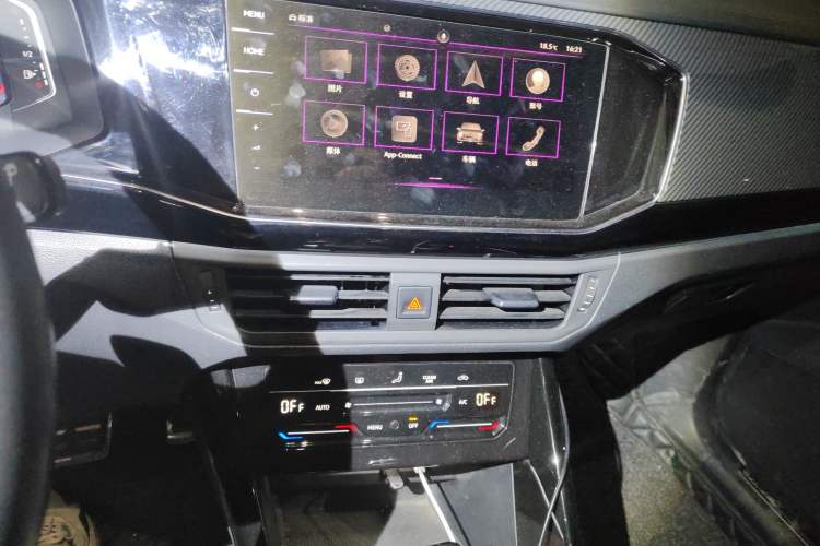 Used Volkswagen Tayron 2020 380TSI All-Wheel Drive R-Line Connected Version Audio And AC Panel