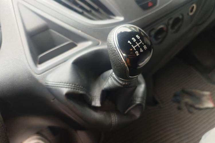 Used Ford Transit 2017 2.0T Diesel Multi-Purpose Commercial Vehicle Short Wheelbase Low Roof China V Standard
