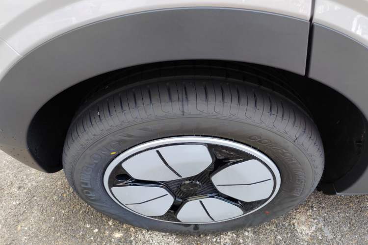 Used Geely Galaxy Geome 2026 Model 310km Youth Edition Right Rear Wheel Hub