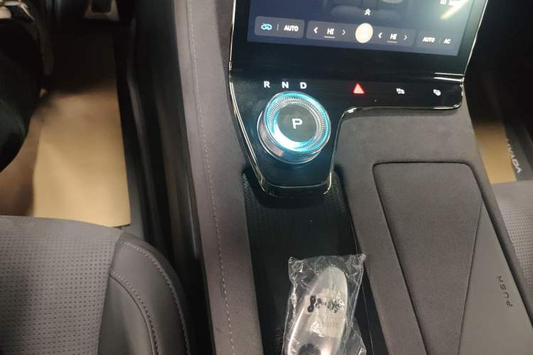 Used VOYAH PASSION 2024 PHEV Four-Wheel Drive Ultra-Long Range Executive Edition Gear Lever