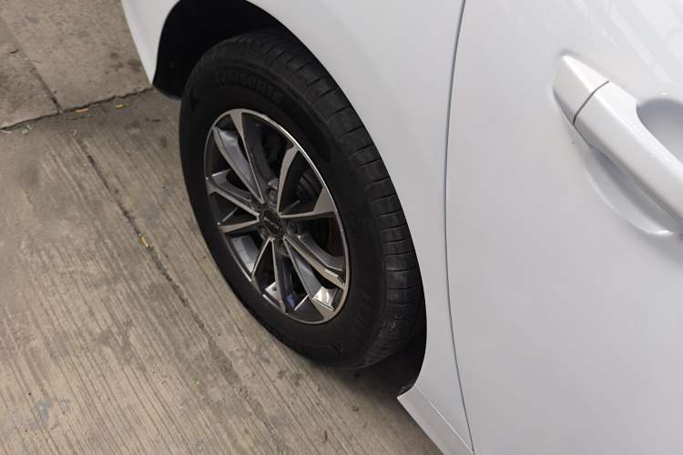 Used BYD Destroyer 05 2024 HONOR Edition DM-i 55KM Luxury Model Right Rear Wheel Hub