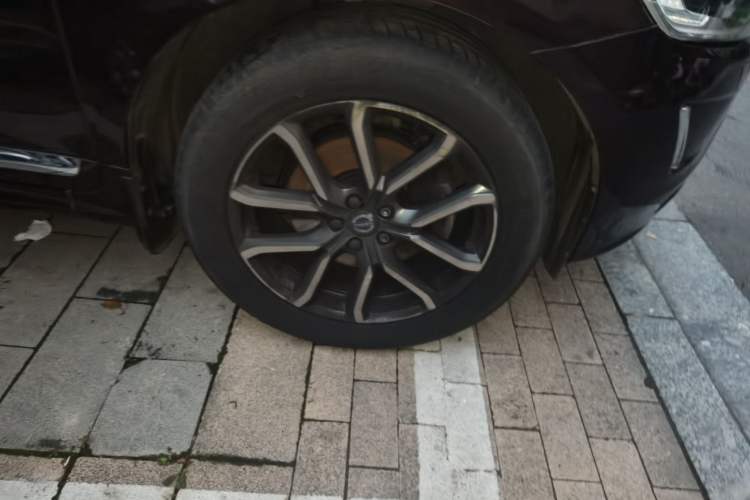 Used Volvo XC60 2017 T5 AWD Smart Upgrade Edition Right Front Wheel Hub