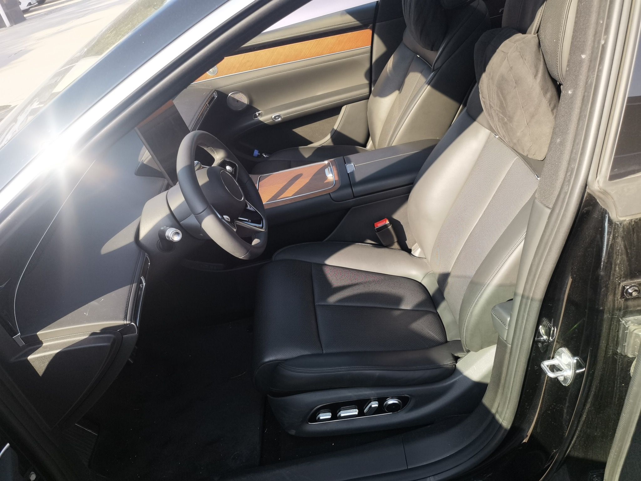 المقاعد الأمامية داخل السيارة