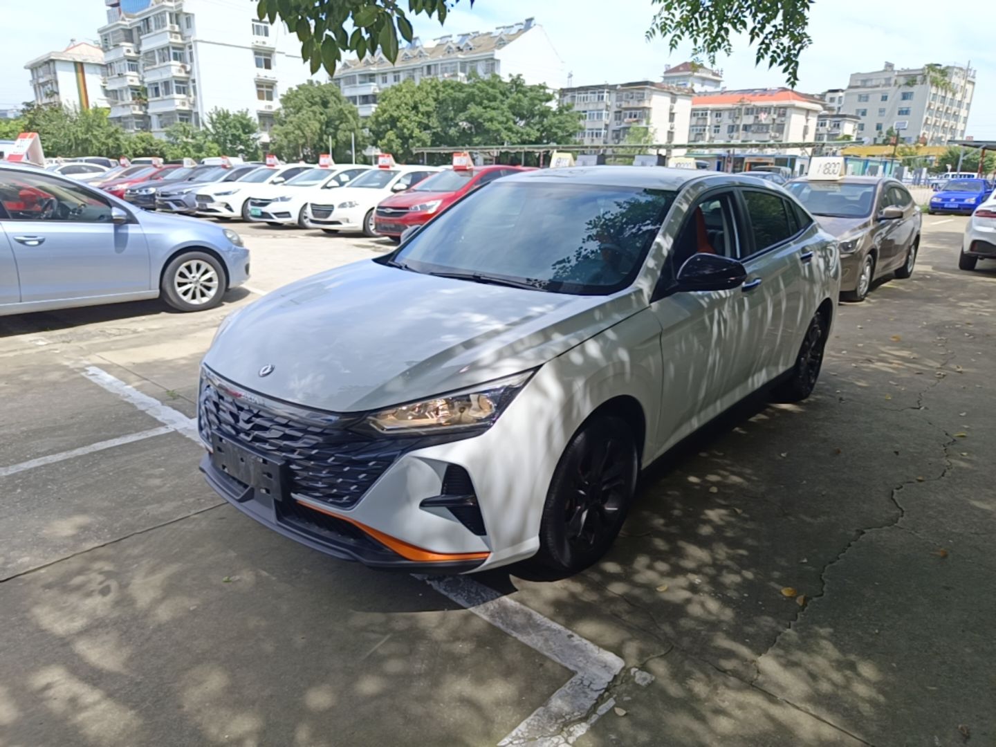 Под передней частью автомобиля