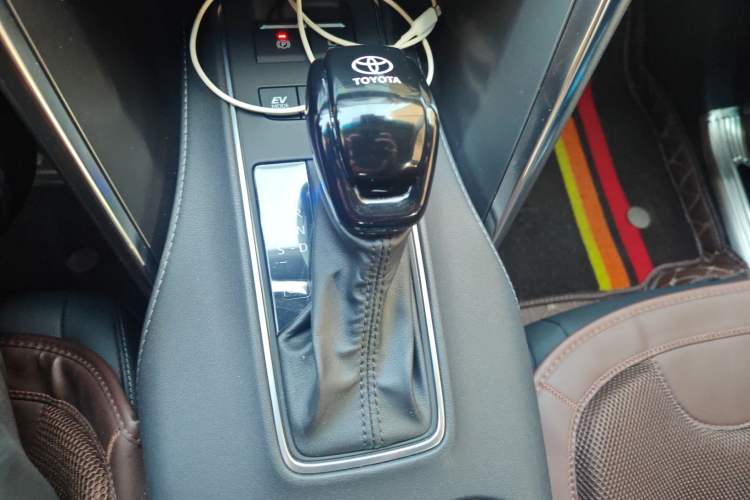 Used Toyota Venza 2022 Dual-Engine 2.5L CVT Two-Wheel Drive Luxury Edition Gear Lever