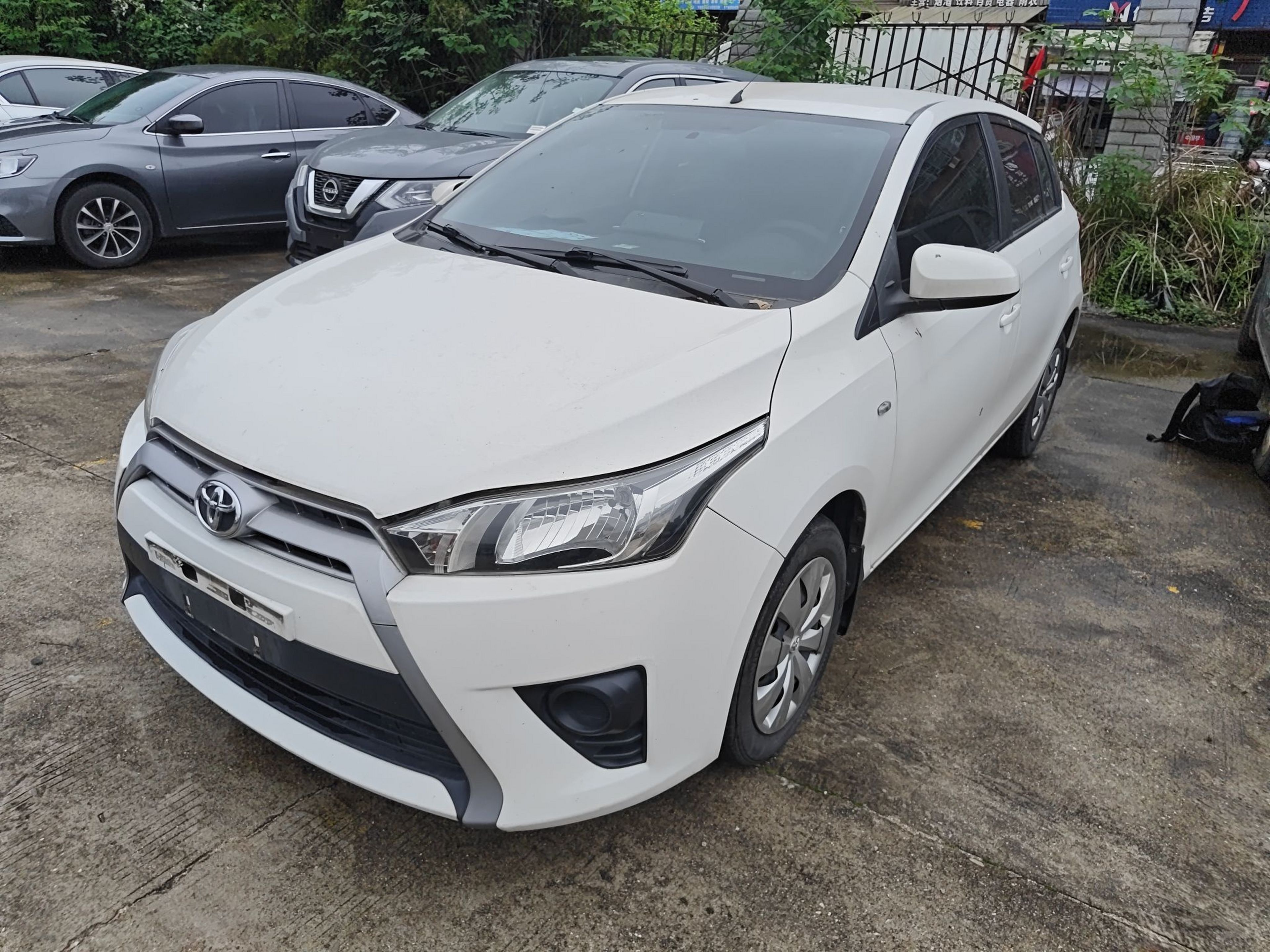 تحت مقدمة السيارة