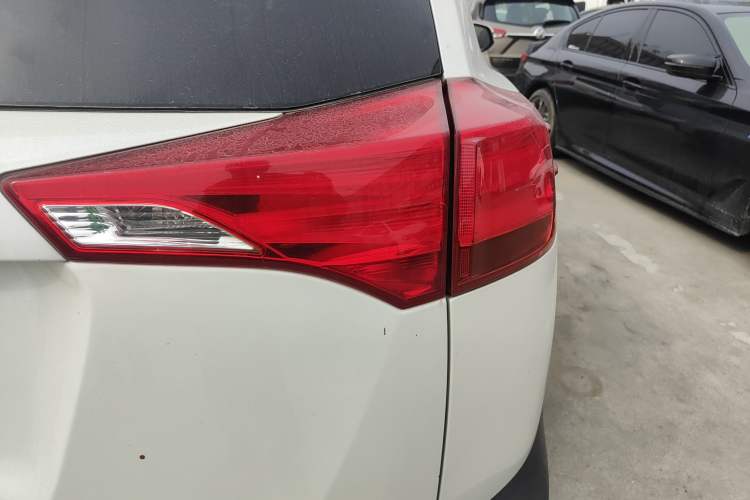 Used Toyota RAV4 2015 2.0L CVT Two-Wheel Drive Fashion Edition