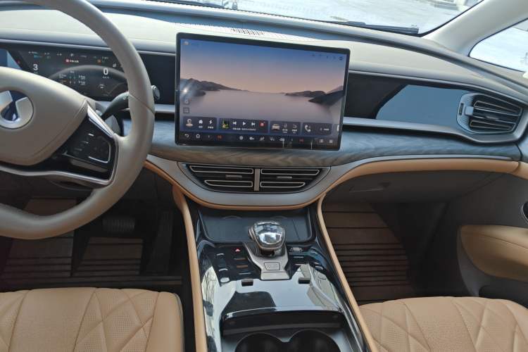 Used Denza D9 2022 DM-i 945 Luxury Model