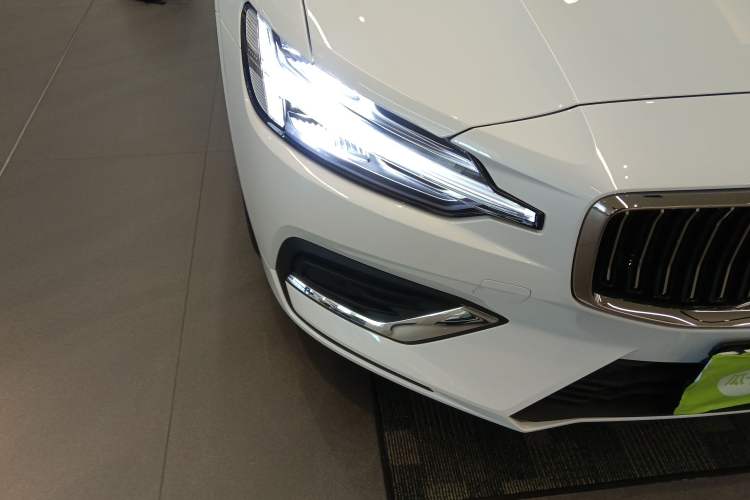 Used Volvo S60 2026 Model B4 Zhiyi Luxury Edition Exterior 3