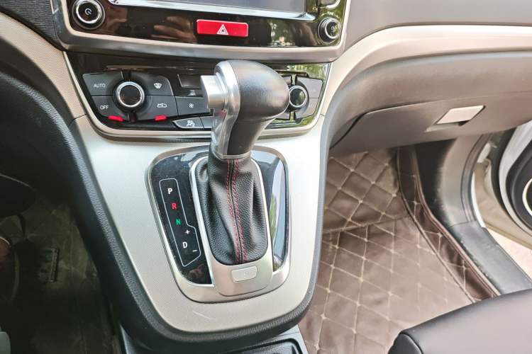 Used Haval H6 2015 Sport Edition 1.5T Automatic Two-Wheel Drive Luxury Model Gear Lever