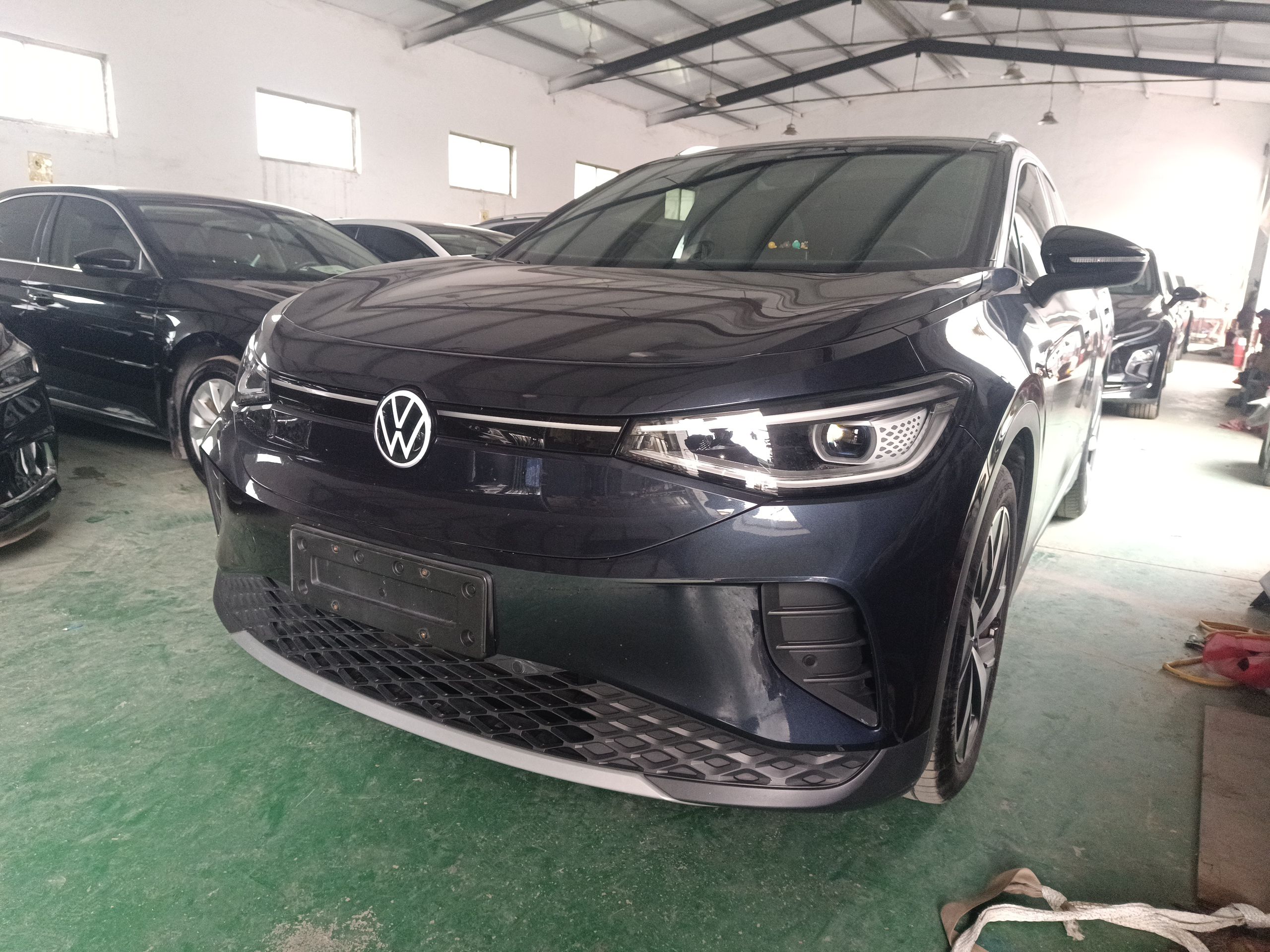 Под передней частью автомобиля