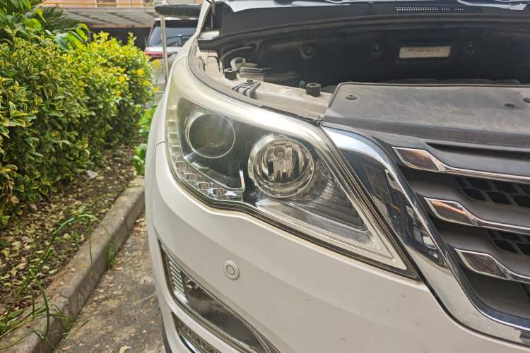 Used Baojun 560 2015 1.8L manual luxury version Right Front Headlight