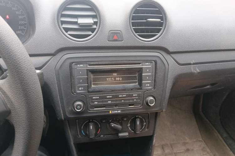 Used Volkswagen Jetta 2015 Zhuihui Edition 1.4L Manual Fashion Model Audio And AC Panel