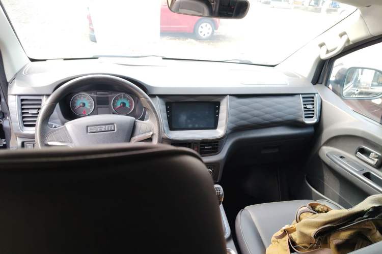 Used Jinbei Gold Hiace 2021 2.0L Passenger Van Travel Lion 7-Seater Center Console