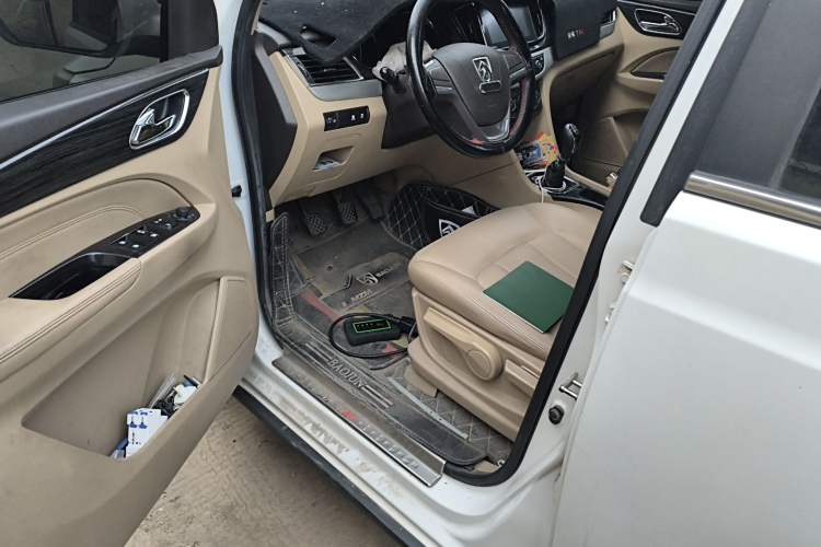 Used Baojun 730 2016 1.5T Manual Comfort Version 7 Seats Driver Seat