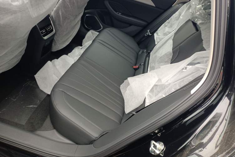 Used Hongqi H5 2025 2.0T Automatic Flag Edition – 500 000 Units Commemorative Version
