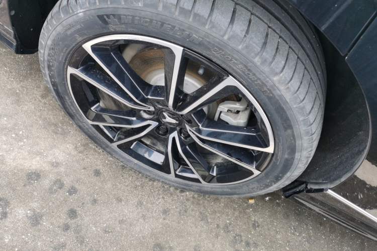 Used VOYAH PASSION 2024 PHEV Four-Wheel Drive Ultra-Long Range Flagship Model Right Rear Wheel Hub