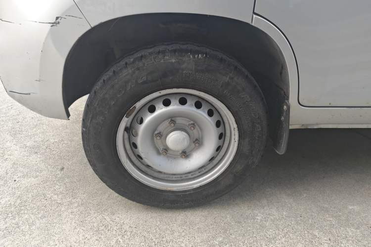 Used Wuling Rongguang New Truck 2019 1.8L Double-Cab China VI Standard LJ479Q6 Left Front Wheel Hub