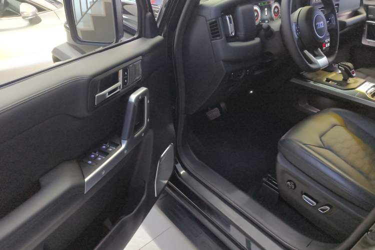 Used 212 T01 2024 2.0T Explorer
