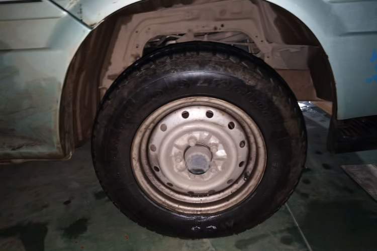 Used Jinbei Hiace 2014 2.0L 5th Generation Kuaiyunwang Business Version 4G19 Right Front Wheel Hub