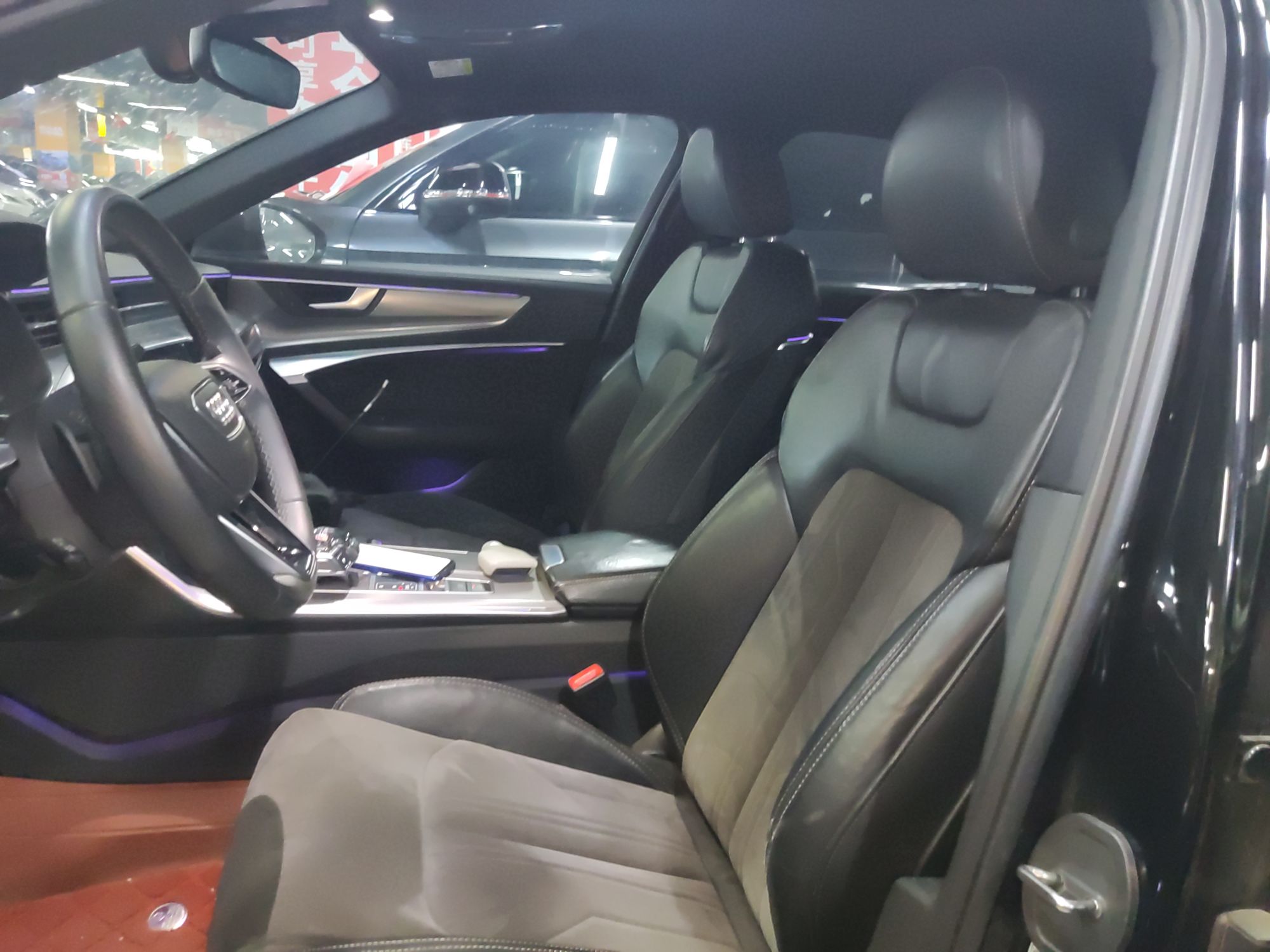 المقاعد الأمامية داخل السيارة