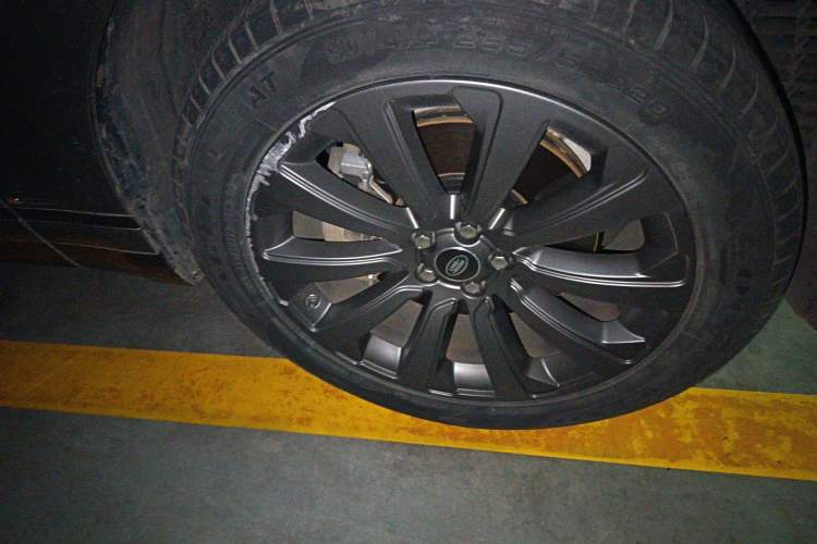 Used Land Rover Range Velar 2017 P380 R-DYNAMIC SE Right Front Wheel Hub