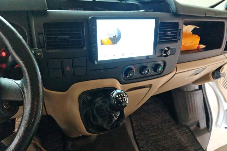 Used Ford Transit Custom 2019 2.2T Standard Version Short Wheelbase Mid-Roof 7-Seater China VI compliant Audio And AC Panel