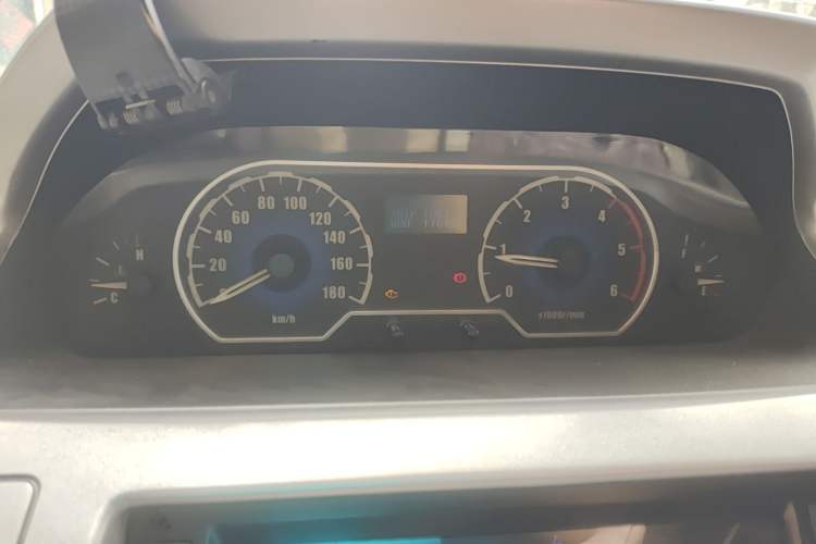 Used SAIC MAXUS Xintu V80 2014 2.5T Aotuntong Short Wheelbase Mid-Roof Model