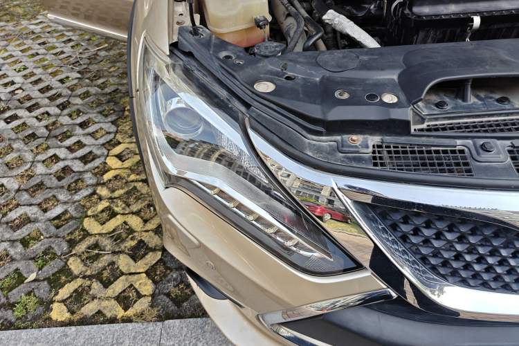 Used BYD Tang New Energy 2015 2.0T Four-Wheel-Drive Flagship Model Right Front Headlight