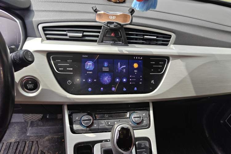 Used Geely Auto Emgrand X7 Sport 2018 1.8TD Automatic Two-Wheel Drive ZhiZun Model with 4G Connectivity Audio And AC Panel