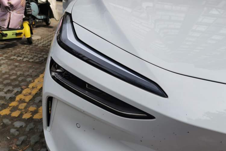 Used ONVO L60 2025 Model—60 kWh Rear-Wheel-Drive Version Right Front Headlight