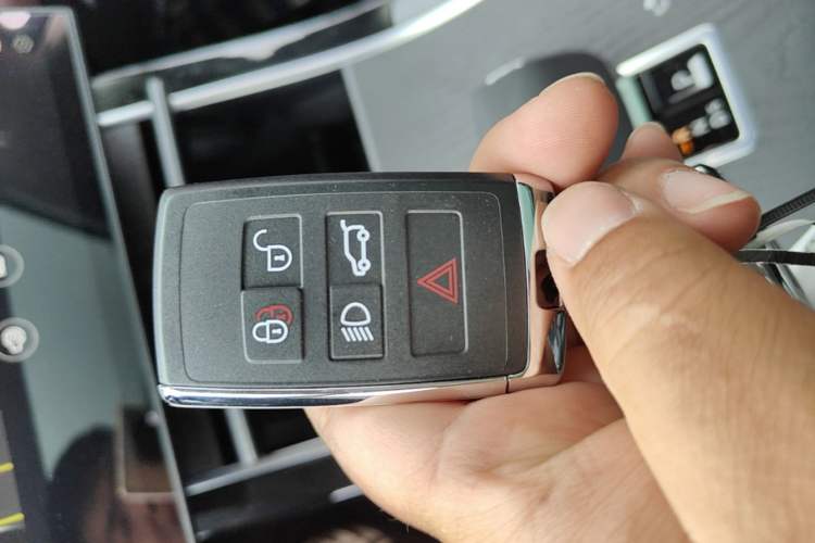 Used Land Rover Range Evoque 2024 Aurora L 249 PS Prestige Light-Chasing Edition
