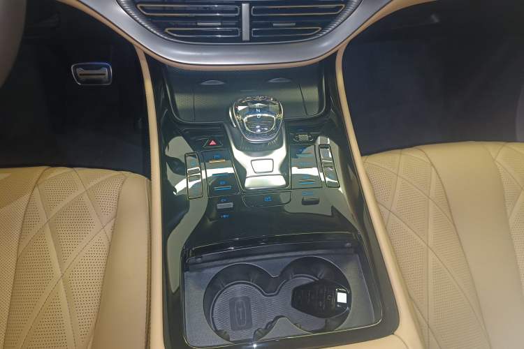 Used Denza D9 2025 DM-i Smart Drive 1020 Four-Wheel Drive Premium Model