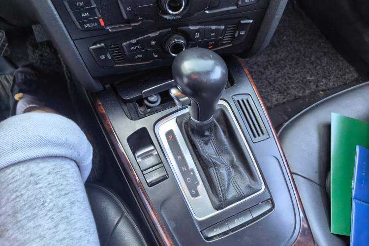 Used Audi A4L 2012 2.0 TFSI automatic Comfort trim level