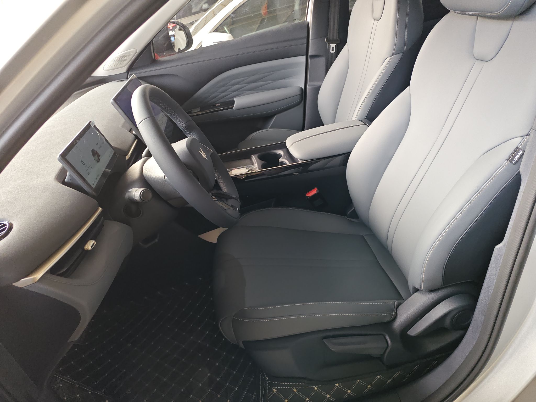 Переднее сиденье в автомобиле