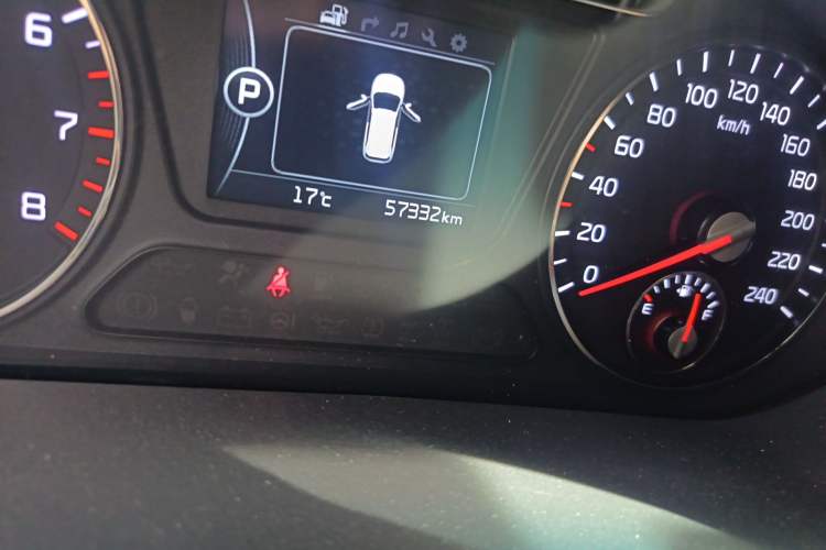 Used Kia Sorento 2016 Sorento L 2.4L Gasoline 4WD Custom Edition 7 Seats China IV Standard Odometer Close Up