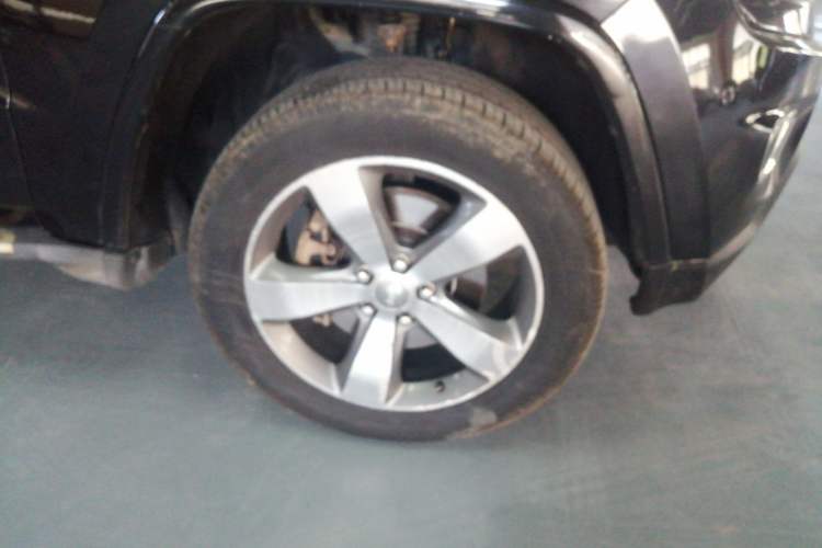 Used Jeep Grand Cherokee 2015 3.6L Luxury Navigation Edition Right Front Wheel Hub