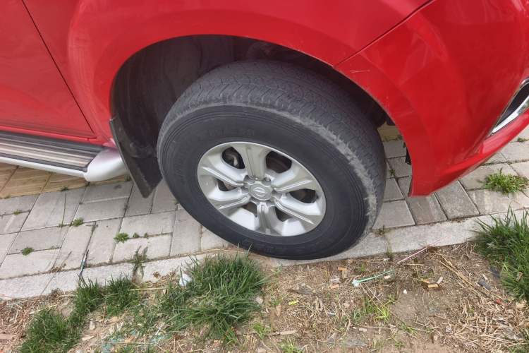 Used Nissan Navara 2017 2.5L Automatic 4x4 Luxury Edition QR25 Right Front Wheel Hub