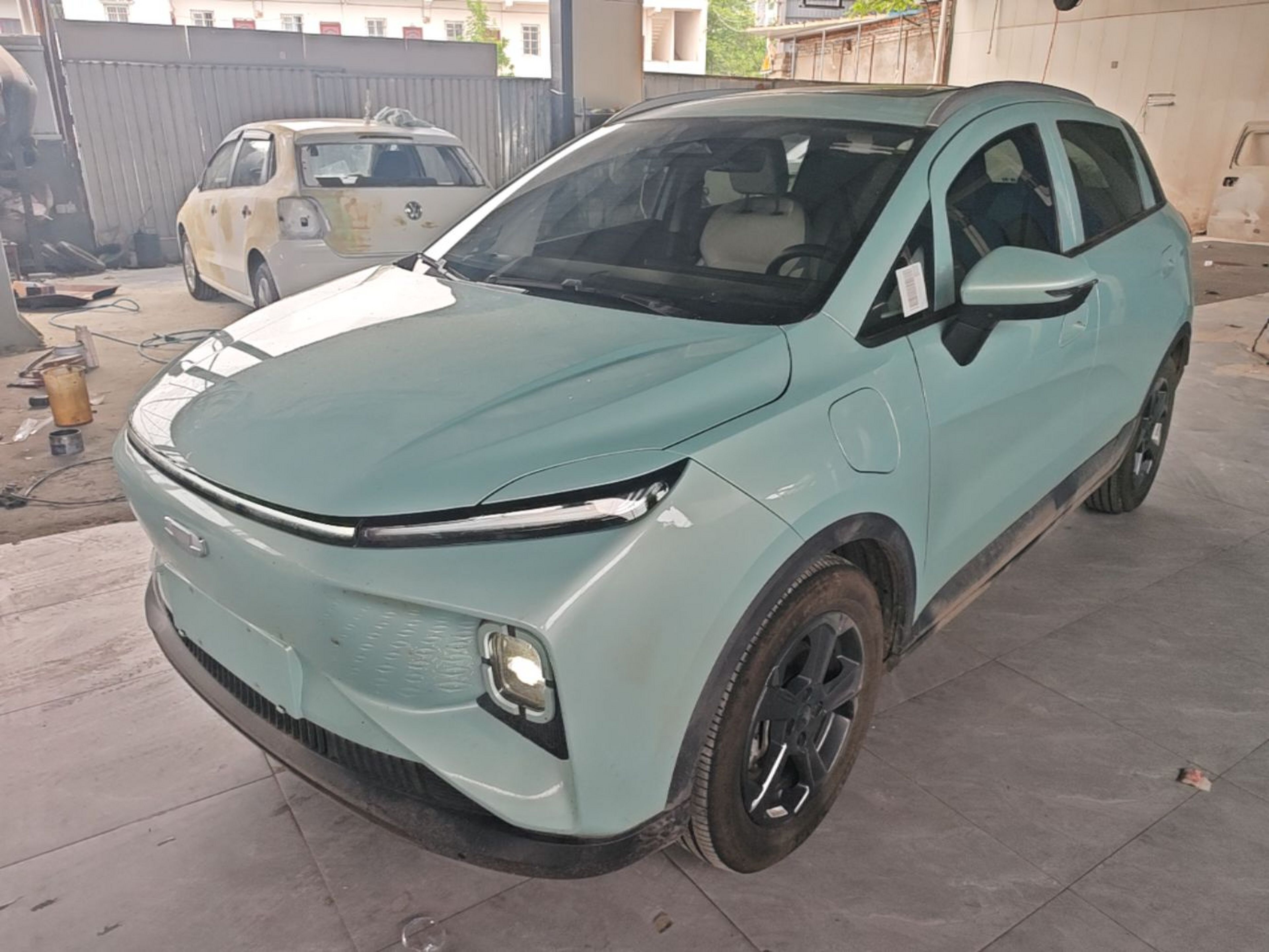 Под передней частью автомобиля