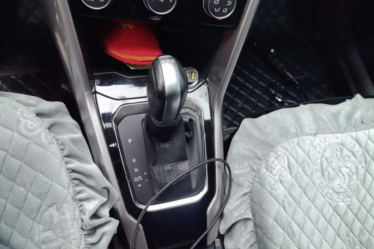 Used Volkswagen T-ROC 2019 280TSI DSG Two-Wheel Drive Advanced Version China VI Standard Gear Lever