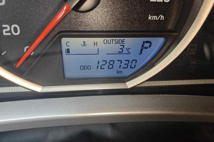 Used Toyota RAV4 2015 2.0L CVT Two-Wheel Drive Fashion Edition Odometer Close Up