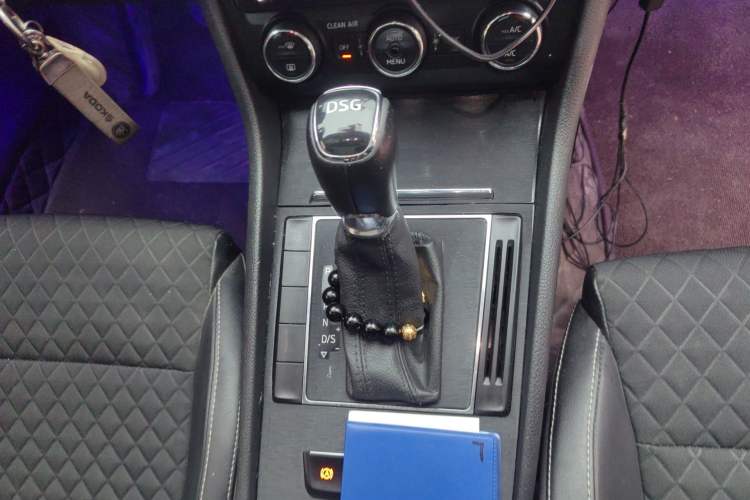 Used Skoda Superb 2016 TSI280 DSG Innovation Edition Gear Lever