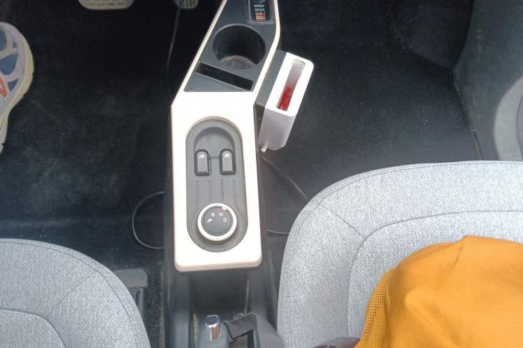 Used Wuling Hongguang MINIEV 2022 Macaron Premium Model – Lithium Ternary Battery Gear Lever