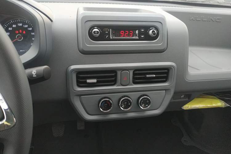 Used Wuling Yangguang 2024 300KM Comfort Version Passenger Van 75kW Audio And AC Panel