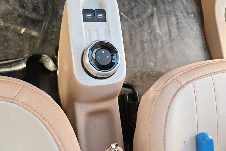 Used Geely Galaxy Panda 2024 Panda Mini 200km Endurance Bear Gear Lever