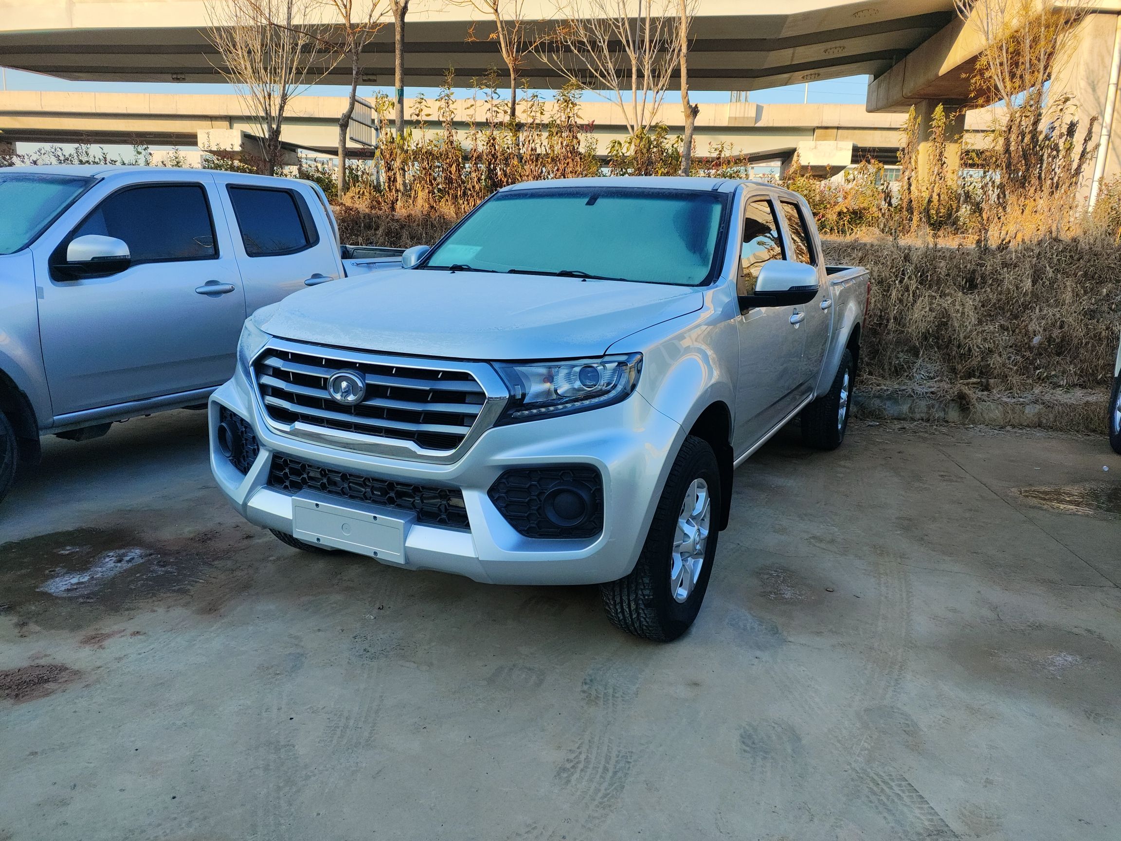 Под передней частью автомобиля