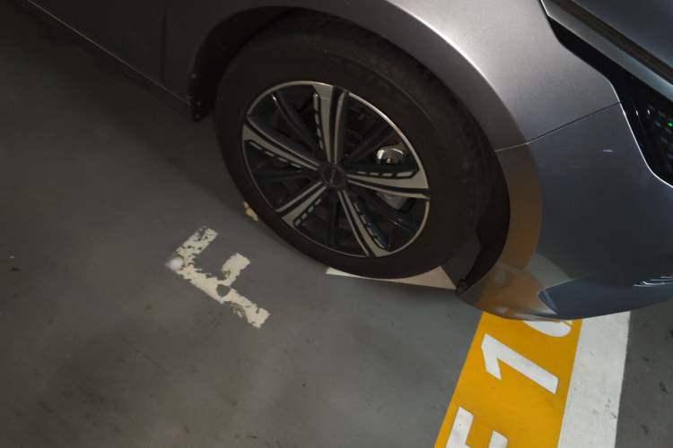 Used BYD Destroyer 05 2022 DM-i 55KM Luxury Model Right Front Wheel Hub