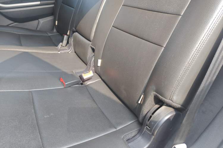 Used JMC Yusheng S350 2013 2.4T Automatic 2WD Diesel Luxury 7-Seater Left Rear Seat