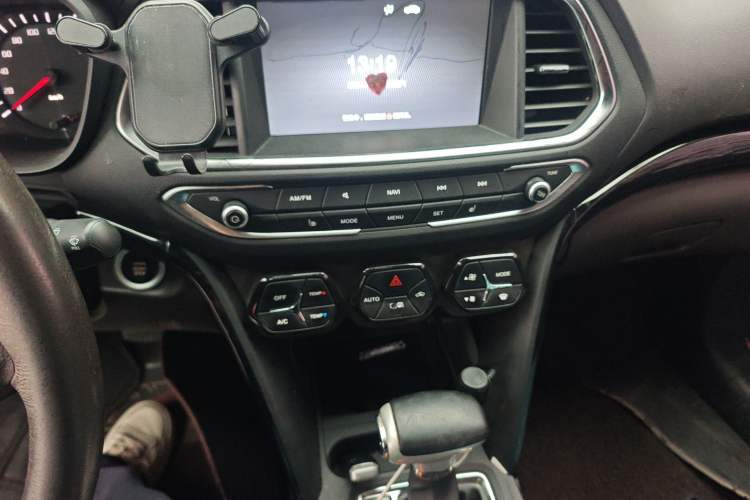 Used GAC Trumpchi GS4 2017 235T Automatic Two-Wheel Drive Luxury Smart Connectivity Version Audio And AC Panel